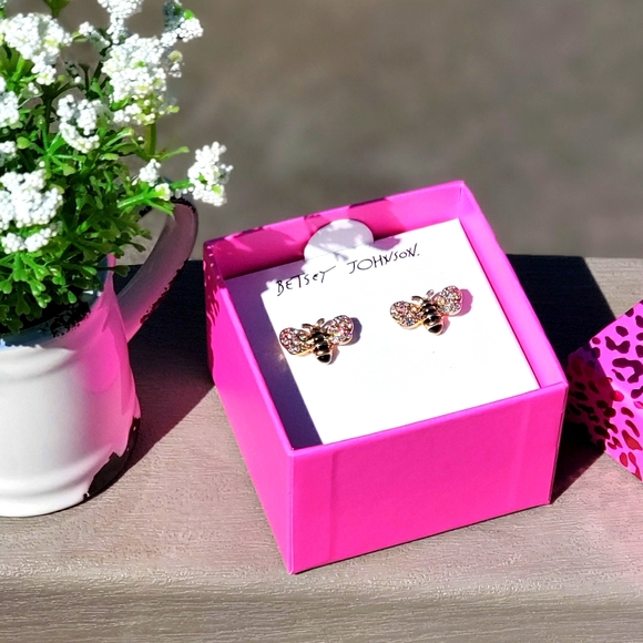 Betsey Johnson NWT  Bumble Bee Stud Earrings - Picture 7 of 9